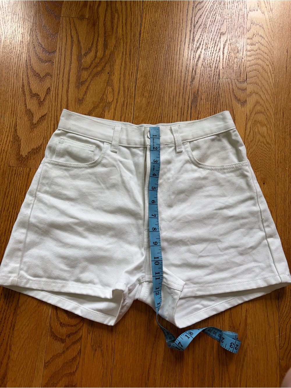 Lisa Says Gah White Denim Shorts with Tulip Pocket Appliqués - Picture 4 of 4